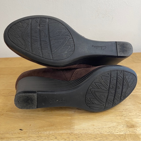 Clarks Crystal Quartz Brown Suede Leather Wedge Chelsea Boots Booties Size 7.5W - Picture 13 of 15